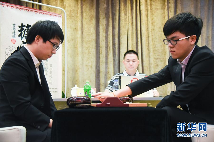 中國(guó)選手柯潔（右）執(zhí)黑與韓國(guó)選手元晟溱在比賽中。