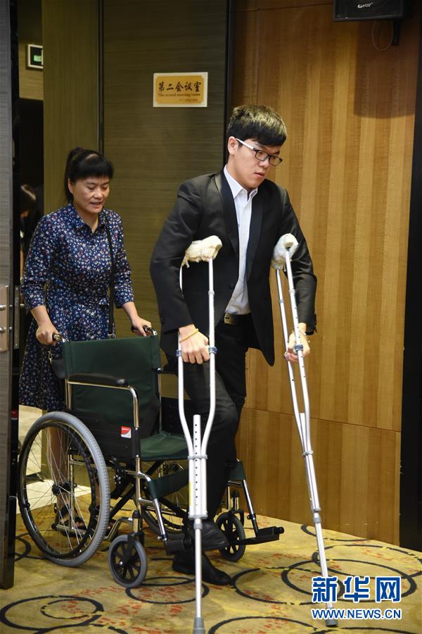 圍棋百靈杯：柯潔戰(zhàn)勝韓國(guó)元晟溱 晉級(jí)決賽（組圖）