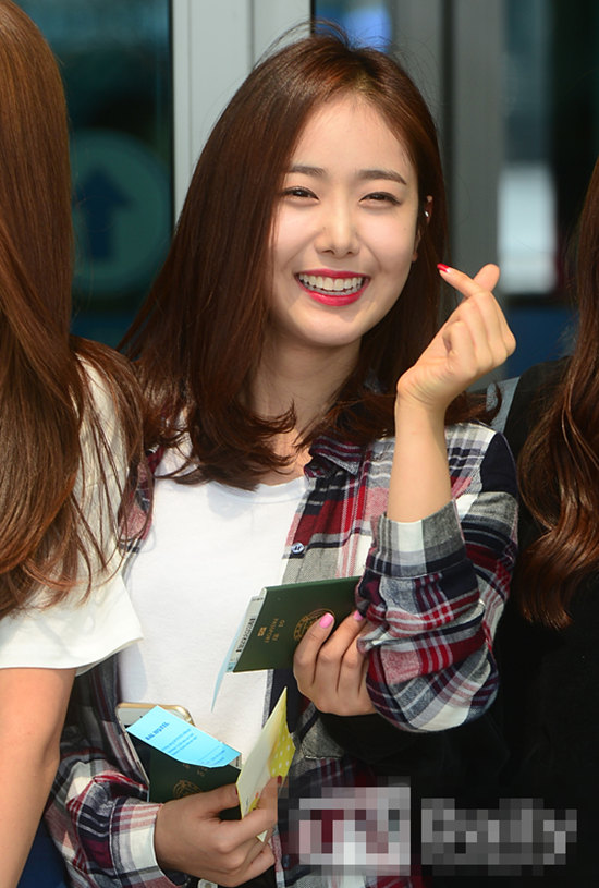 Gfriend集體亮相機(jī)場飛新加坡 素媛長發(fā)清純信飛美腿性感【組圖】