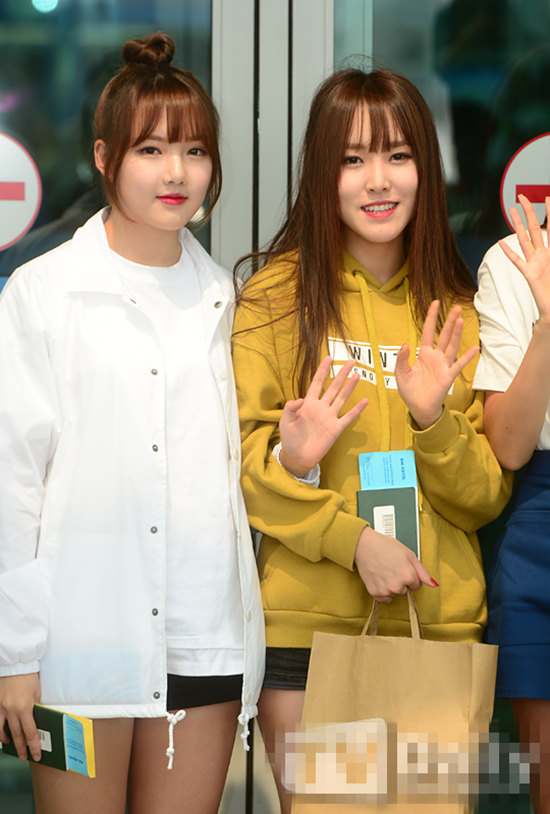Gfriend集體亮相機(jī)場飛新加坡 素媛長發(fā)清純信飛美腿性感【組圖】