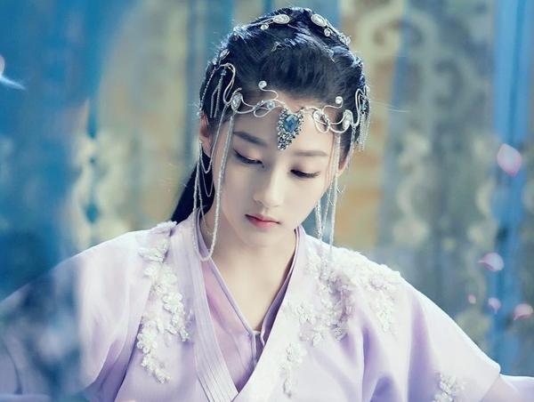《微微一笑很傾城》鄭爽IU允兒關(guān)曉彤鞠婧煒 中韓90后小花旦古裝PK【組圖】