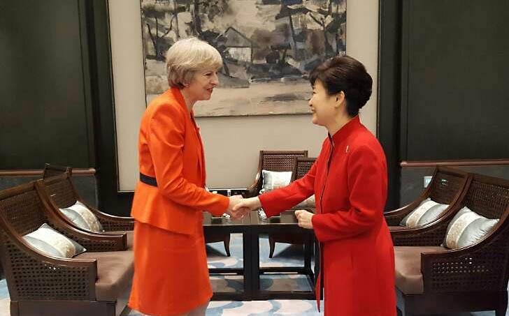 韓國(guó)總統(tǒng)樸槿惠與英國(guó)新首相特麗莎-梅舉行會(huì)晤。