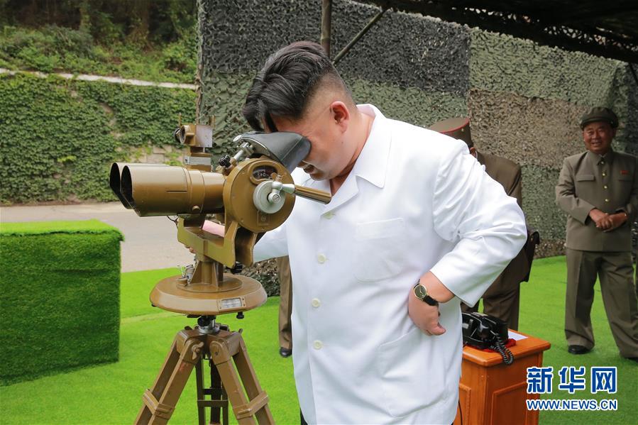 金正恩指導(dǎo)朝鮮人民軍進行彈道火箭發(fā)射訓(xùn)練（組圖）