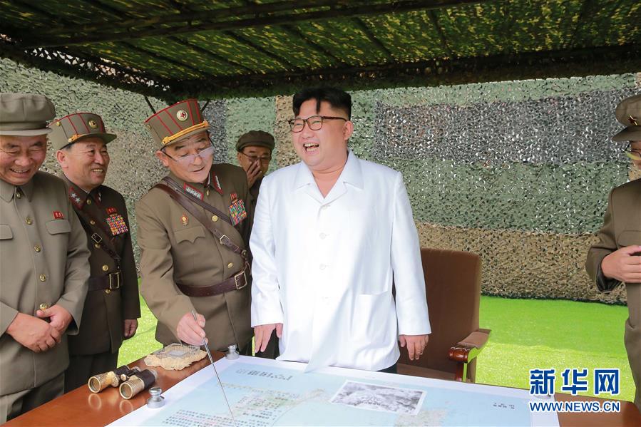 朝中社9月6日提供的照片顯示，朝鮮最高領導人金正恩（中）日前指導朝鮮人民軍進行彈道火箭發(fā)射訓練。