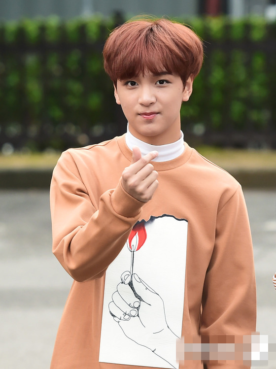 NCT DREAM亮相“上班路”呆萌可愛 Red Velvet成員多彩發(fā)色吸睛【組圖】
