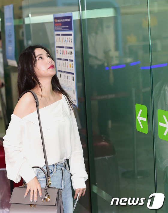 Big.Bang太陽(yáng)女友閔孝琳現(xiàn)身機(jī)場(chǎng) 小露香肩性感嫵媚【組圖】