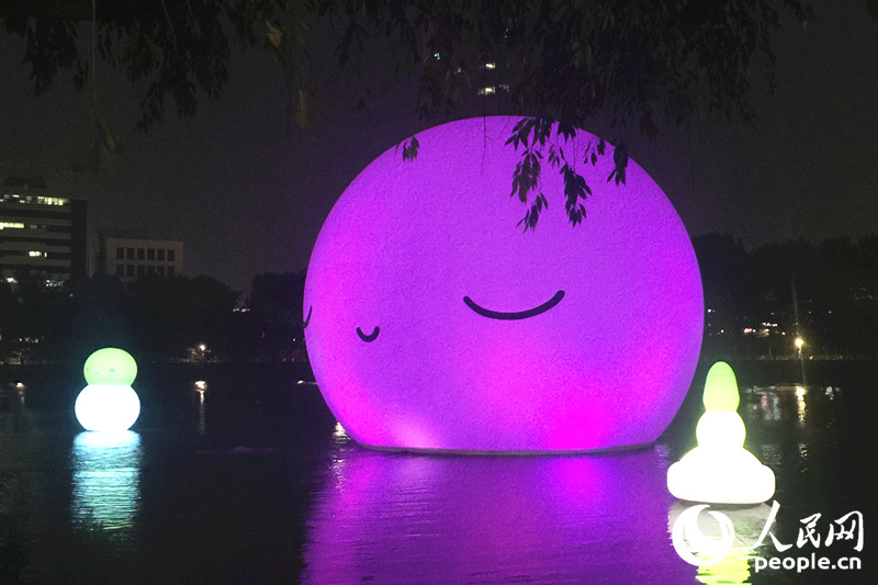 “超級月亮”點(diǎn)亮首爾夜空