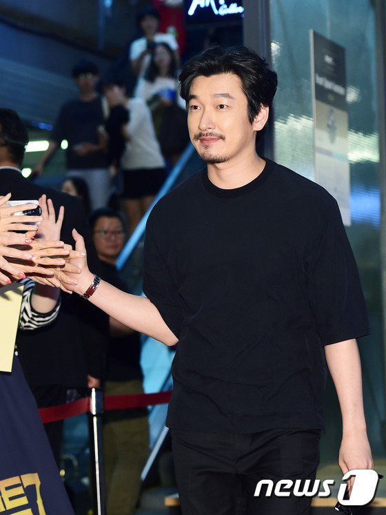 半個娛樂圈都來了！金宇彬?qū)O娜恩休閑亮相 少女時代秀英大長腿吸精【組圖】