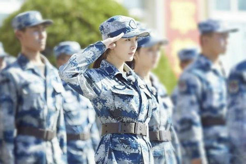楊冪進部隊當新兵 穿軍裝敬禮英姿颯爽