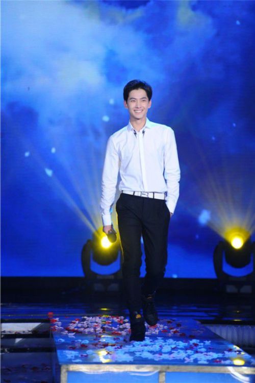 高云翔白襯衣亮相顏值爆棚 楊洋EXO宋仲基張藝興都是“襯衣男神”【組圖】