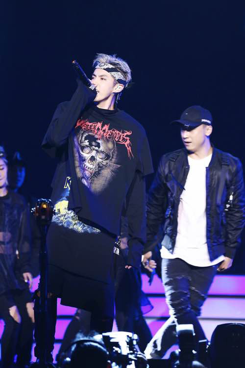 吳亦凡登臺(tái)銀發(fā)造型嘻哈范 演唱?jiǎng)b經(jīng)典飚熱舞【組圖】