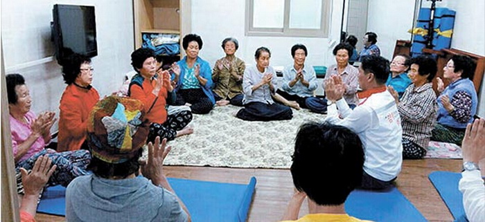 災(zāi)區(qū)居民在韓屋中接受心理治療。（網(wǎng)頁截圖）