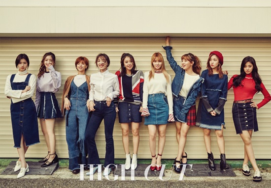 TWICE全員拍寫真場面溫馨 周子瑜裝扮顯成熟【組圖】