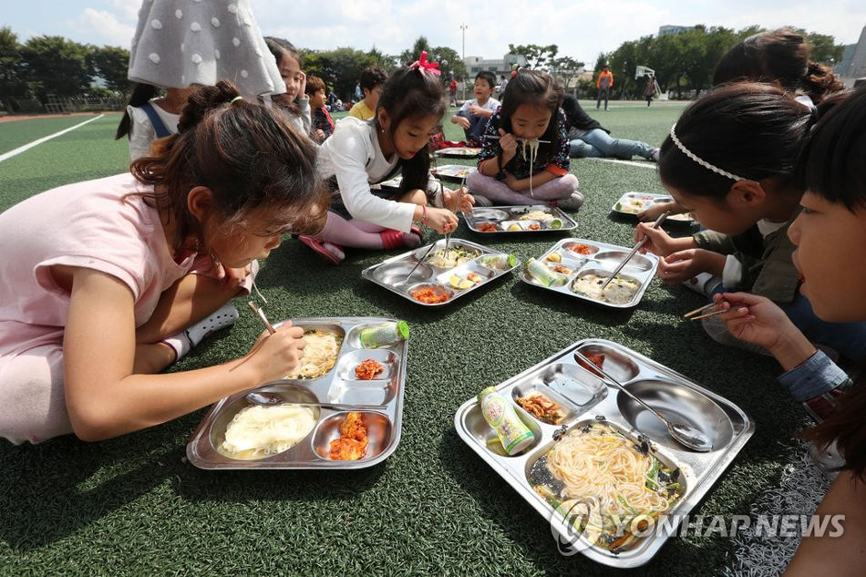 韓國慶州再發(fā)余震 小學(xué)師生在操場吃午飯(組圖)