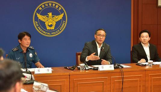 韓國行政自治部長官洪允植（音）在會上發(fā)表意見。（網(wǎng)頁截圖）