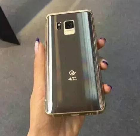 能買四部iPhone7！三星翻蓋土豪機(jī)W2017真機(jī)曝光（組圖）