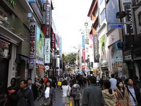 首爾明洞購物街一景。