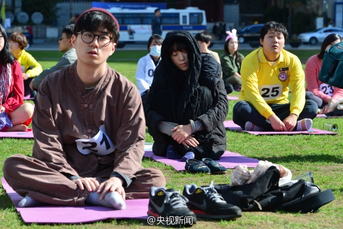 大學新生裝死大賽笑翻全場 韓國發(fā)呆比賽被指“奇葩”【組圖】