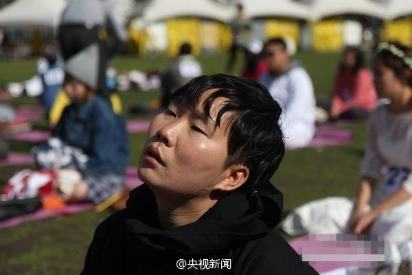 大學(xué)新生裝死大賽笑翻全場(chǎng) 韓國(guó)發(fā)呆比賽被指“奇葩”【組圖】