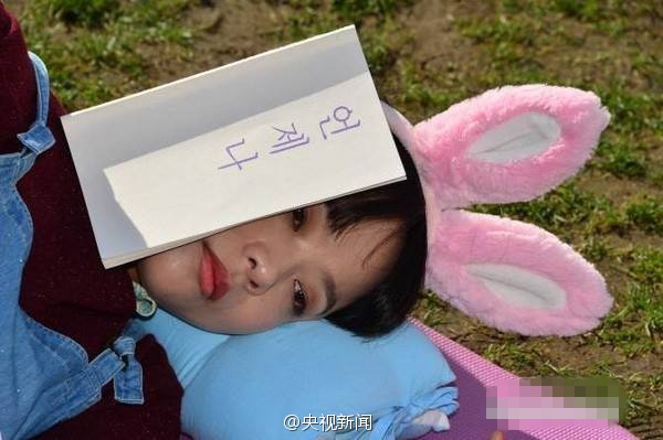 大學新生裝死大賽笑翻全場 韓國發(fā)呆比賽被指“奇葩”【組圖】