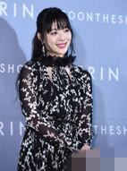 雪莉穿長裙女人味十足
