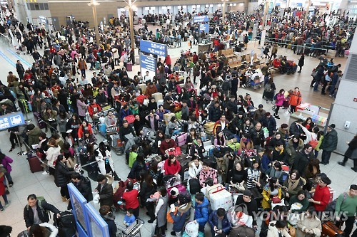 仁川機場出發(fā)大廳擠滿旅客。（資料圖來源：韓聯(lián)社）