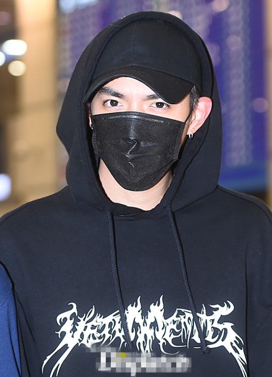 吳亦凡退出EXO后現身韓國機場 全黑裝扮霸氣十足【組圖】