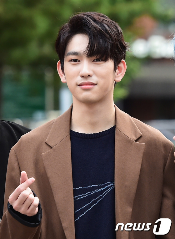 GOT7亮相“上班路”王嘉爾金發(fā)搶眼 A pink孫娜恩休閑裝亮相【組圖】