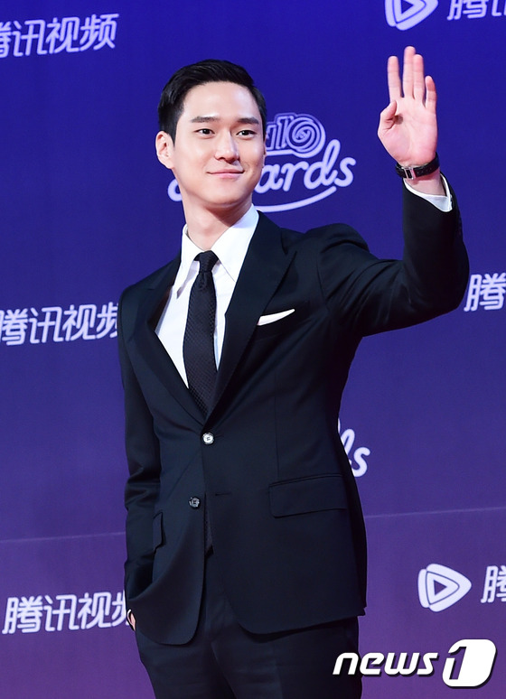 “tvN十周年頒獎典禮”紅毯照匯總 《請回答》《又是吳海英》主演再聚首【組圖】