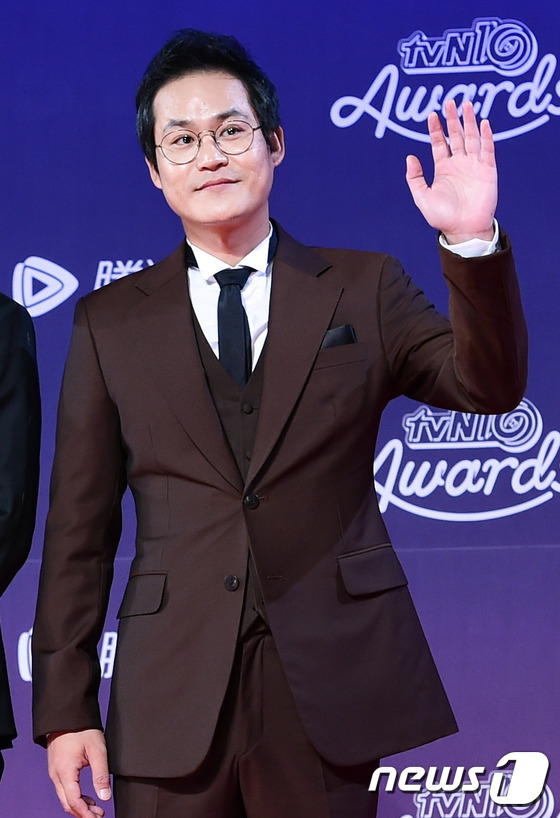 “tvN十周年頒獎(jiǎng)典禮”紅毯照匯總 《請回答》《又是吳海英》主演再聚首【組圖】