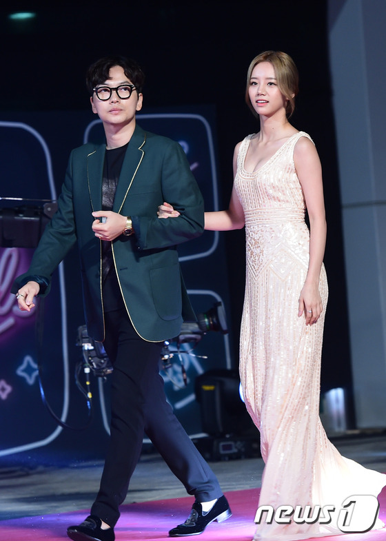“tvN十周年頒獎(jiǎng)典禮”紅毯照匯總 《請回答》《又是吳海英》主演再聚首【組圖】