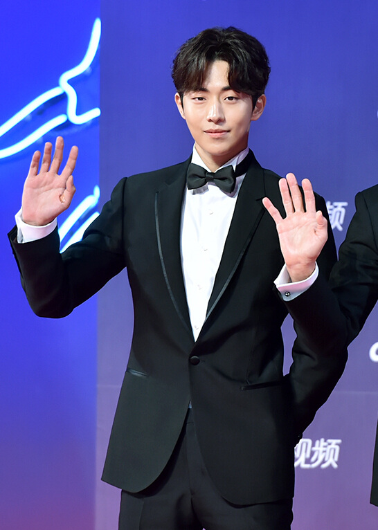 “tvN十周年頒獎(jiǎng)典禮”紅毯照匯總 《請回答》《又是吳海英》主演再聚首【組圖】