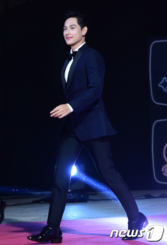 “tvN十周年頒獎典禮”紅毯照匯總 《請回答》《又是吳海英》主演再聚首【組圖】