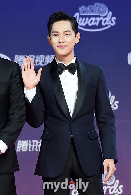 “tvN十周年頒獎典禮”紅毯照匯總 《請回答》《又是吳海英》主演再聚首【組圖】