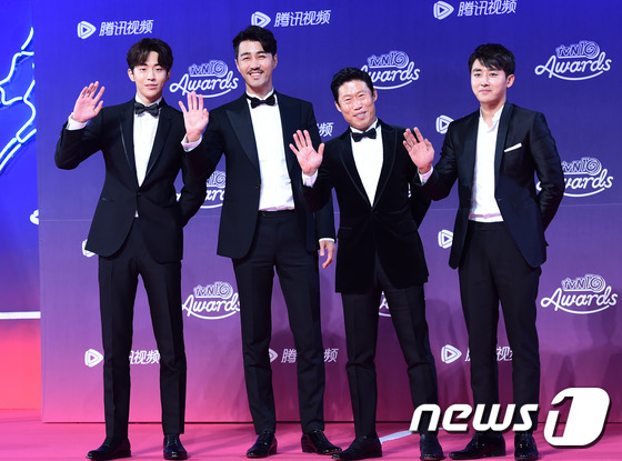 “tvN十周年頒獎典禮”紅毯照匯總 《請回答》《又是吳海英》主演再聚首【組圖】