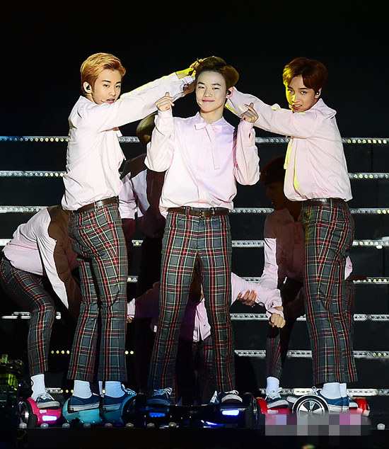 EXO、NCT齊亮相“亞洲音樂(lè)節(jié)” 張藝興《what U need》舞臺(tái)首次公開【組圖】