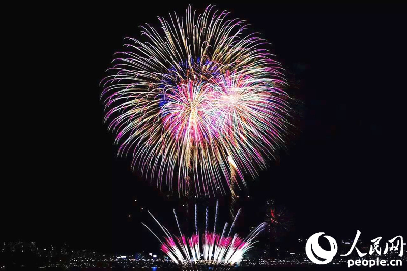 絢爛煙花點(diǎn)亮首爾夜空【組圖】