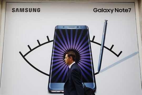 2016年9月2日，在英國(guó)倫敦的三星蓋樂世Note7手機(jī)廣告。 （新華社 路透）