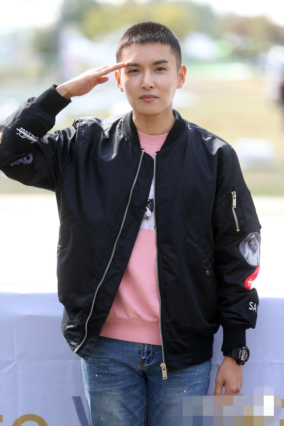 Super Junior厲旭今日入伍 下跪行禮暫別粉絲【組圖】