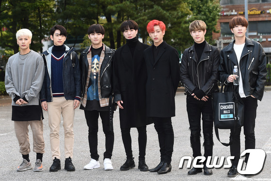 GOT7、APink、Infinite齊亮相“上班路” 王嘉爾比手指愛心萌萌噠【組圖】