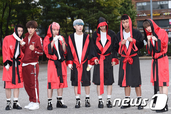 GOT7、APink、Infinite齊亮相“上班路” 王嘉爾比手指愛心萌萌噠【組圖】