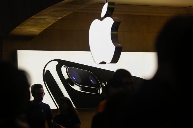 圖為2016年9月16日在美國(guó)紐約一家蘋果專賣店拍攝的iPhone 7 Plus廣告。（新華社記者李木子攝）