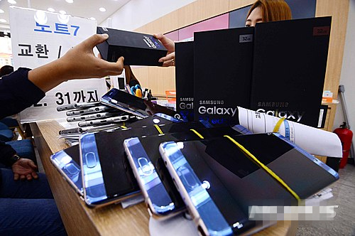 首爾江南區(qū)某SK電訊公司正在為顧客退換Note7。