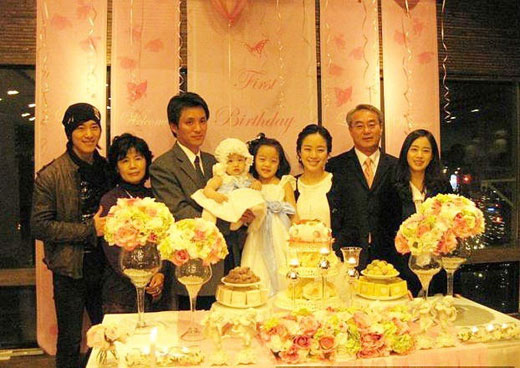 梅婷全家福曝光 宋仲基權(quán)志龍權(quán)相宇金喜善等韓星曬家庭照秀幸?！窘M圖】