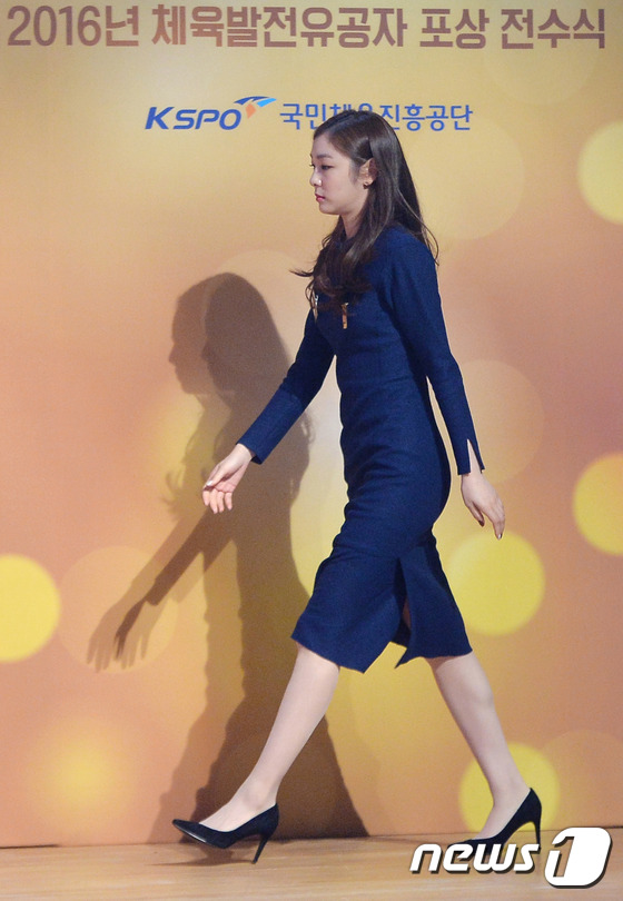 韓國“花滑女王”金妍兒獲頒體育勛章 藍(lán)裙現(xiàn)身優(yōu)雅大方【組圖】