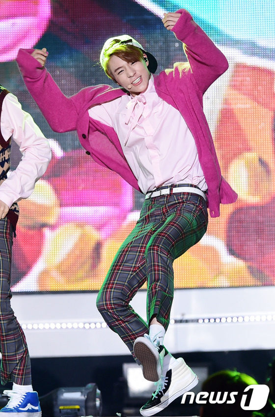 NCT DREAM鐘辰樂背帶褲可愛 SHINee舞臺勁歌熱舞【組圖】