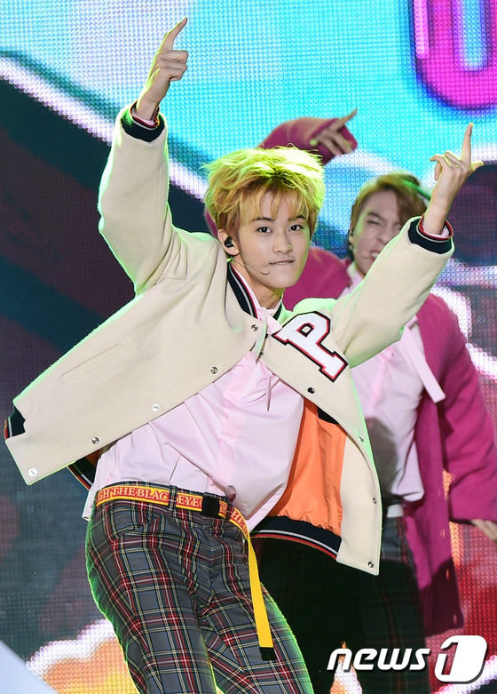 NCT DREAM鐘辰樂(lè)背帶褲可愛(ài) SHINee舞臺(tái)勁歌熱舞【組圖】