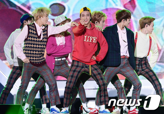 NCT DREAM鐘辰樂背帶褲可愛 SHINee舞臺勁歌熱舞【組圖】