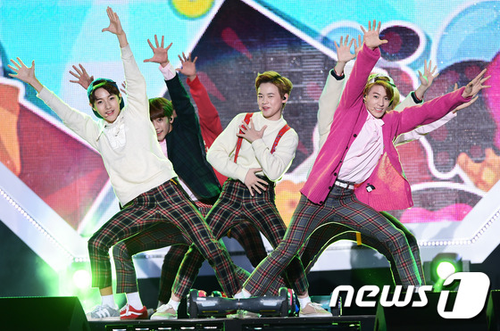 NCT DREAM鐘辰樂背帶褲可愛 SHINee舞臺勁歌熱舞【組圖】