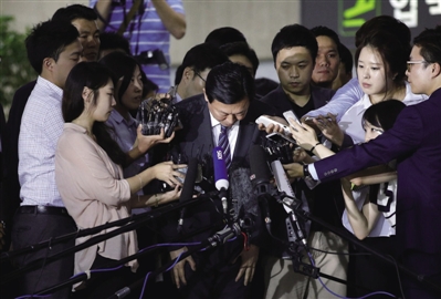 2015年8月3日，辛東彬在金浦機場向國民致歉。（資料圖片）